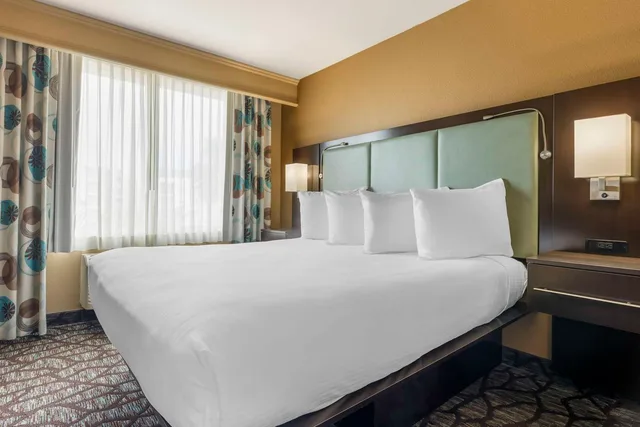 Room, King Bed, Bathtub, Accessible, Best Western Plus Oceanside Palms 4/5