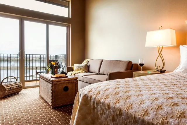 Premium, King Bed, River Front، The Lodge at Columbia Point 1/3