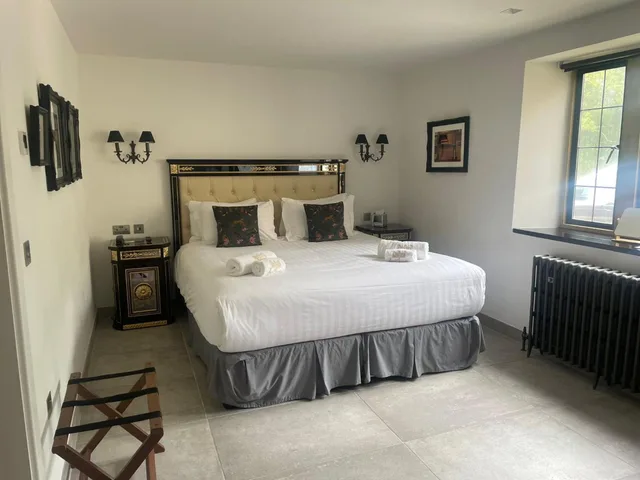 House, Double or Twin Bed، Weston Manor 4/10