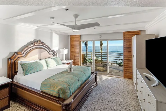 Grand, Pacific, Suite, King Bed, Pacific Terrace Hotel 3/10