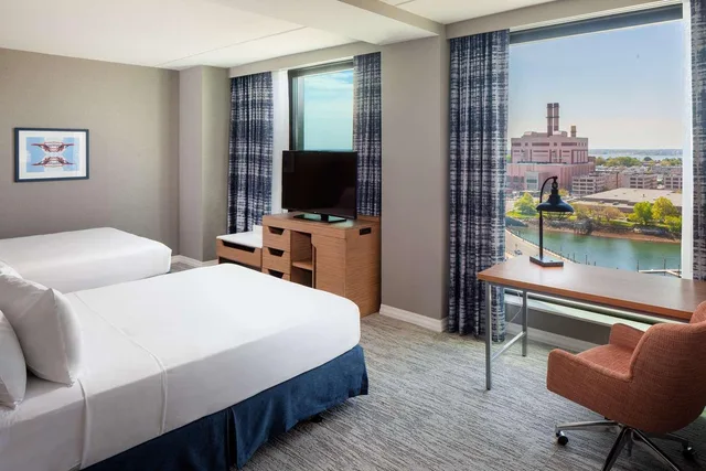 غرفة بسريرين كوين بإطلالة على البحر، Hampton Inn Boston Seaport District 1/1