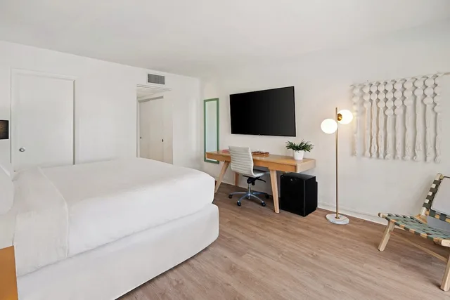 غرفة سوبيريور بسرير كينج بشرفة، Palm Tree Club Miami Hotel 4/6