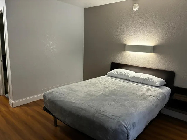 1 Queen Bed Smoking, Micfridge، Motel6 Pensacola, FL - West 2/4