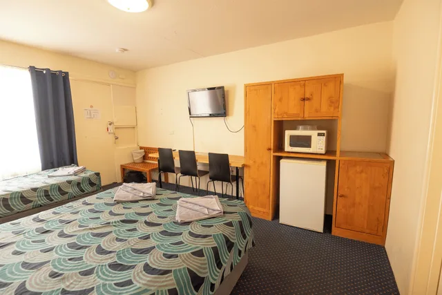 Motel, 1 Double and 1 Single Bed، Bunbury Apartment Motel 2/6