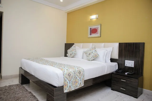 غرفة بريميوم بسرير كينج، Citrus Prime Raipur By Othpl 2/4