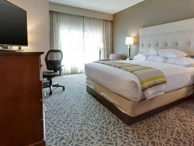 جناح بسرير كينج بغرفتين مع أريكة، Drury Inn Suites Pittsburgh Airport Settlers Ridge 2/4