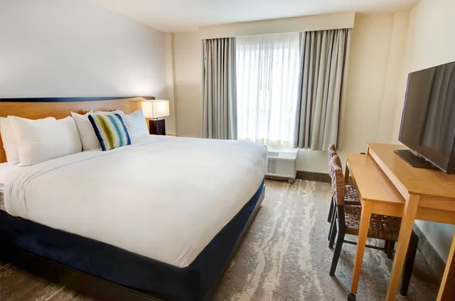 Kids Suite, 1 Queen and 1 Bunk Bed, Queen Bed, No Balcony، Guy Harvey Resort St. Augustine Beach 1/2
