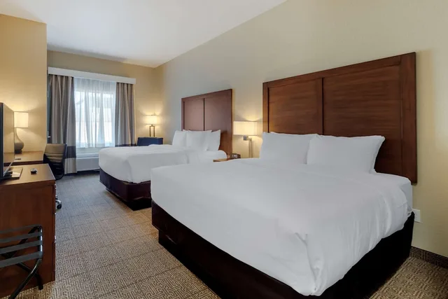 غرفة قياسية بسريرين كوين، Comfort Inn and Suites Harrah 2/3