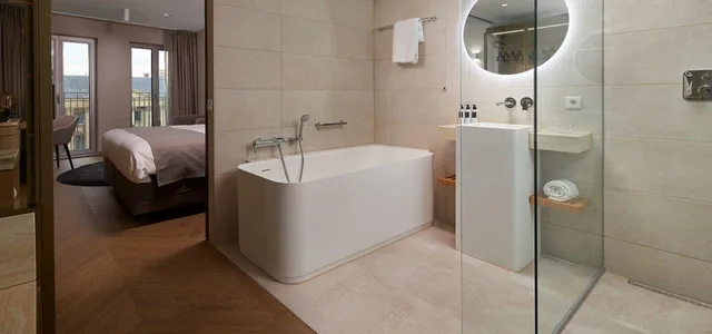 غرفة ديلوكس بسرير مزدوج بحوض استحمام، The Market Hotel 1/2