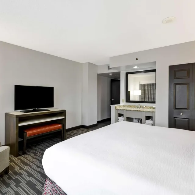 جناح رئاسي بسرير كينج بغرفتي نوم، Embassy Suites Charlotte 5/7