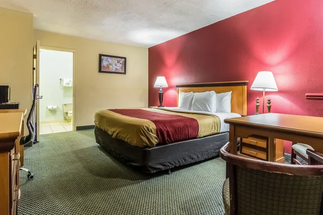 غرفة قياسية بسرير كينج، Econo Lodge Whiteville, NC 2/9