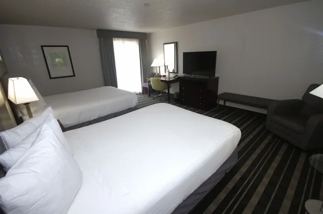 غرفة قياسية بسريرين كوين، Atrium Hotel And Suites 5/10