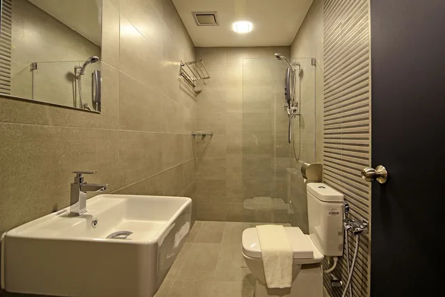 غرفة ديلوكس بسريرين منفصلين وسريرين كينج بغرفة نوم واحدة، De Parkview Hotel 4/4