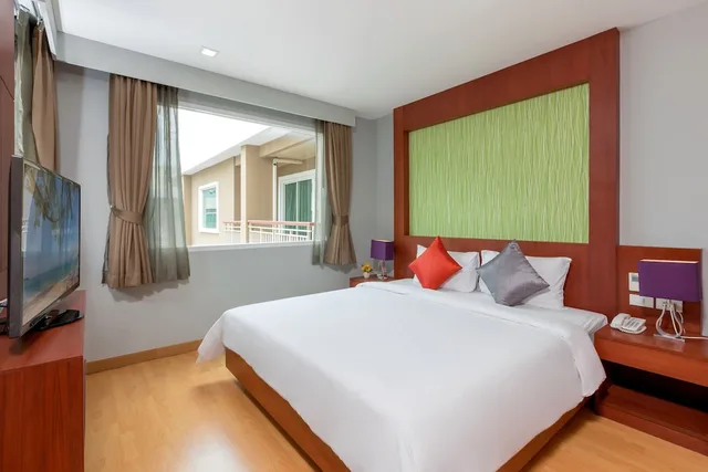 جناح بسرير كينج وسريرين منفصلين بإطلالة على المسبح بغرفتي نوم، Elite Suites Patong 2/10