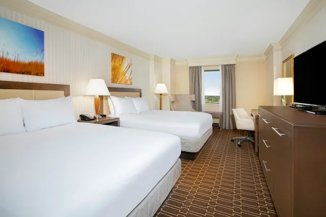 غرفة بسريرين كوين بحوض استحمام لذوي الإعاقة، Hilton Jackson 2/3