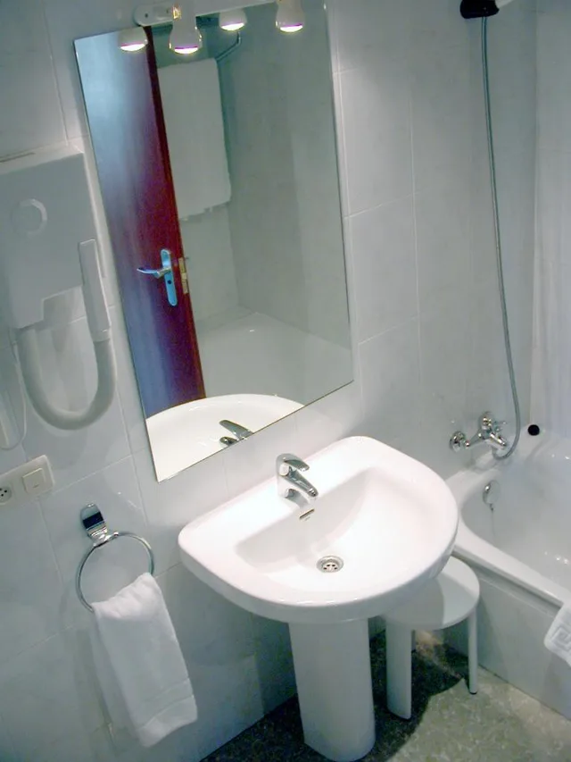 Room, Twin Beds, with Extra Bed, Bahia Bayona Hotel 3/3