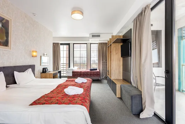 غرفة قياسية ثلاثية بسرير كوين وسرير فردي بشرفة، Brooch Boutique Hotel 1/8