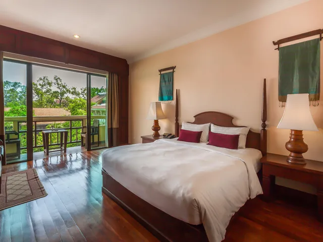 غرفة ديلوكس بسرير مزدوج بشرفة، Prince Angkor Hotel and Spa 2/2