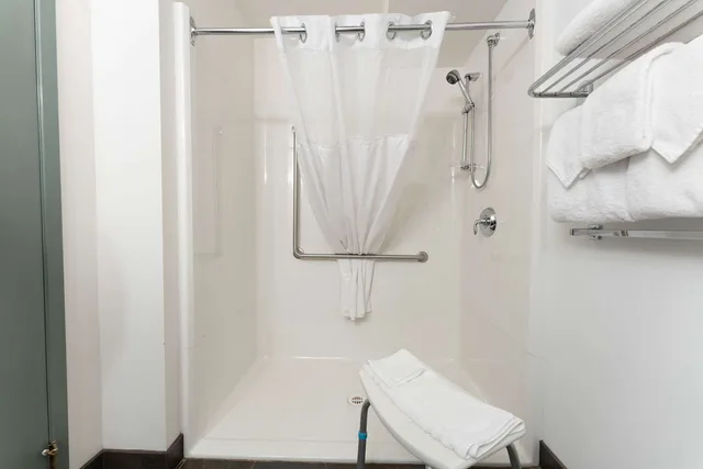 غرفة بسرير كوين لذوي الإعاقة، Prestige Hudson Bay Lodge & Conference Centre, WorldHotels 3/3