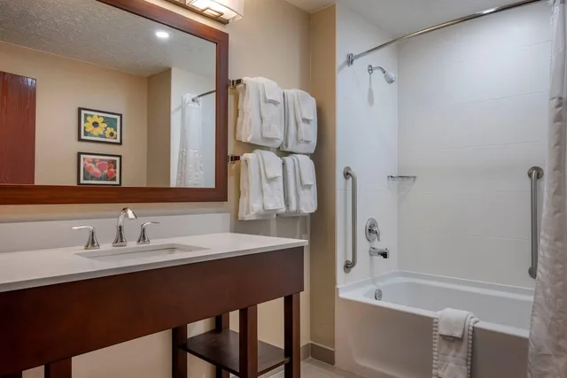 جناح عائلي بسريرين كوين بغرفة نوم واحدة مع أريكة، Comfort Suites State College near Penn State 5/5