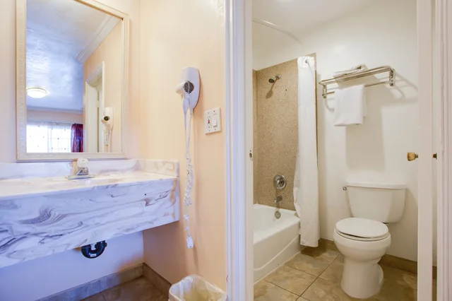 غرفة قياسية بسرير كينج، Abby S Anaheimer Inn 7/9