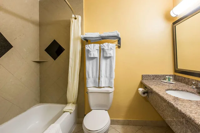 غرفة بسرير كينج، Quality Inn and Suites Bell Gardens Los Angeles 5/5