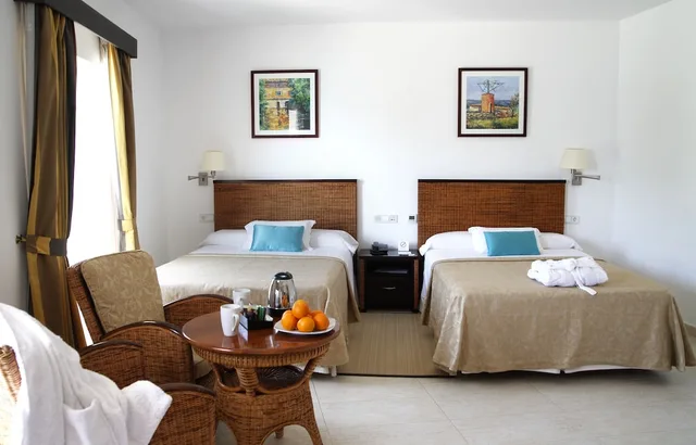 جناح كومفورت بسريرين مزدوجين بإطلالة على البحر بشرفة بغرفة نوم واحدة، Hotel Apartamentos Cala Santanyi 7/9