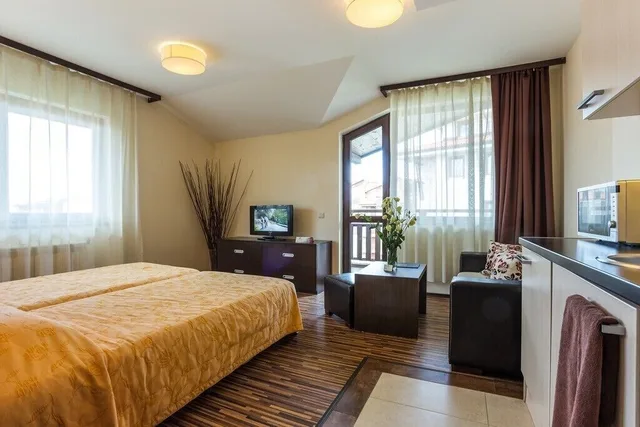 Standard, 1 Single and 2 Queen Beds، Perun Lodge 1/5