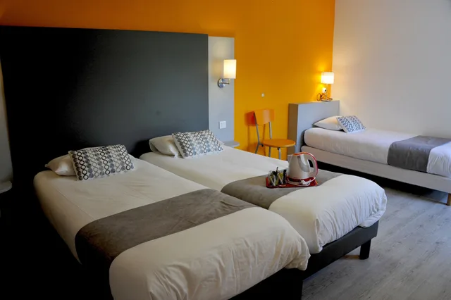 غرفة كومفورت ثلاثية بثلاثة أسرّة، Hotel de La Baie de Paimpol 1/1