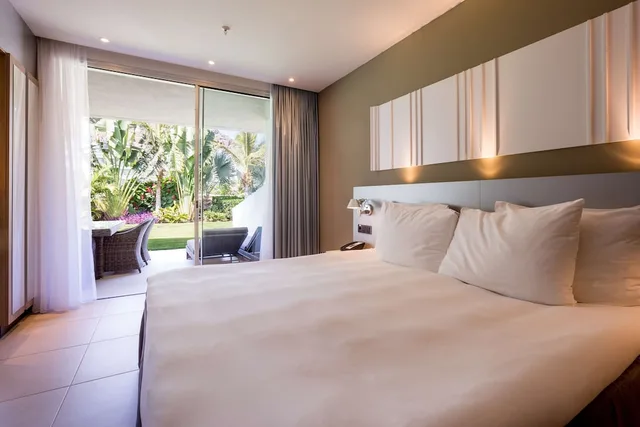 جناح بإطلالة على المسبح بشرفة بغرفتي نوم، Radisson Blu Resort Spa Gran Canaria Mogan 1/10