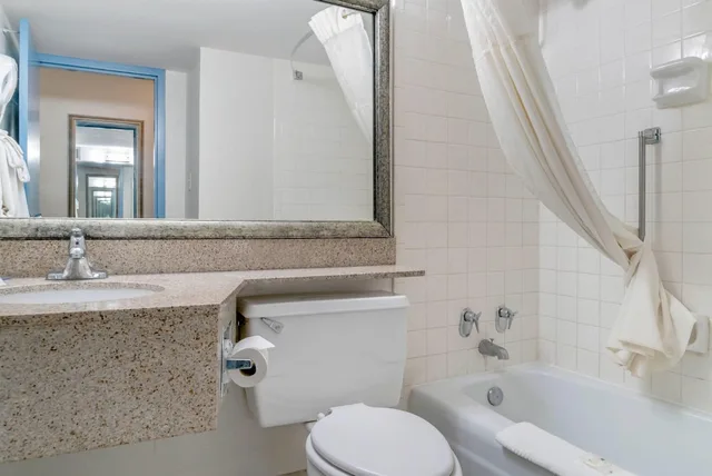 جناح بسرير كينج وسريرين مزدوجين، Quality Inn & Suites Livonia - Detroit 5/16