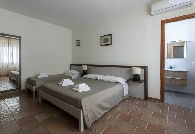 غرفة ثلاثية بسرير كوين وسرير فردي، B&B Vittoria 3/9