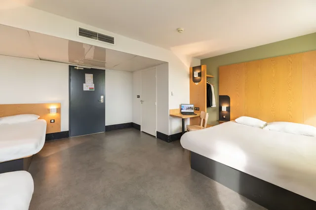 غرفة رباعية بسرير مزدوج وسريرين منفصلين، B B Hotel Lyon Sud Etats Unis 2/5