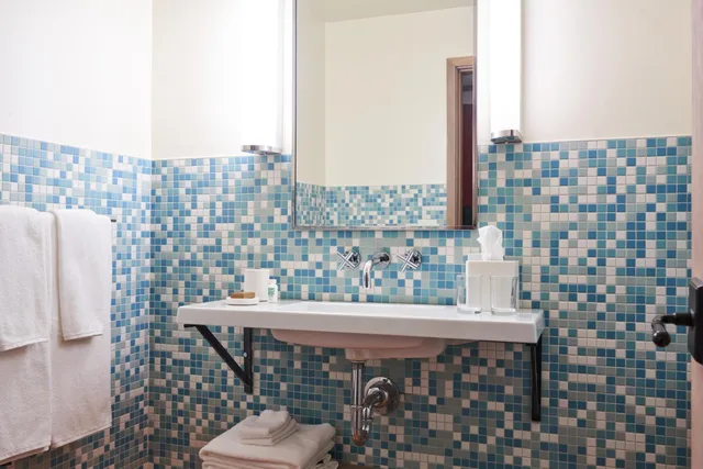 غرفة بسرير كينج بشرفة، Stagecoach Inn 3/4