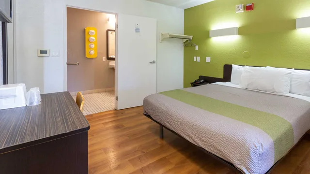 1 Queen Bed - Smoking, Micfridge، Motel6 Camp Springs, DC - South Camp Springs 3/7