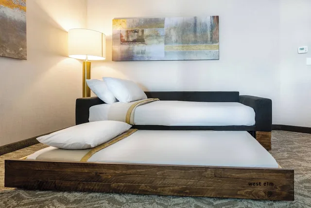جناح بسرير كينج مع سرير سحّاب إضافي لذوي الإعاقة، Springhill Suites Columbia 1/5