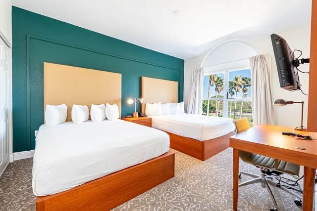 جناح بسريرين كوين بإطلالة على المسبح بغرفة نوم واحدة، Montreal Suites Orlando 2/2