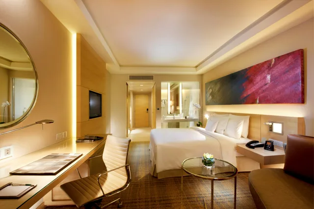 Deluxe, King Bed, Mountain View, Doubletree By Hilton Kuala Lumpur 2/4