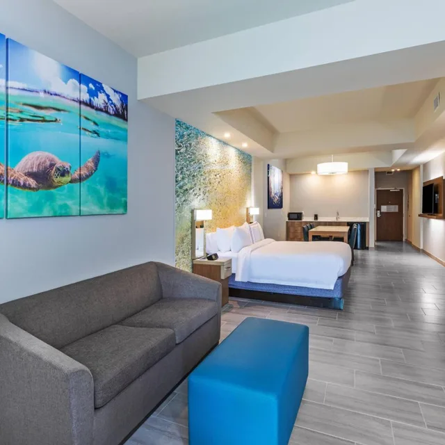 غرفة بسرير كينج بشرفة، Courtyard by Marriott South Padre Island 4/8
