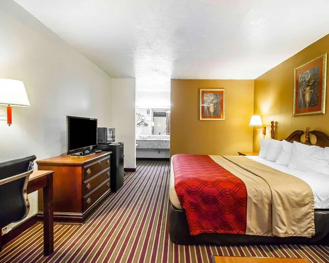 غرفة بسرير كينج للمدخنين، Econo Lodge Dyersburg I-155 1/3