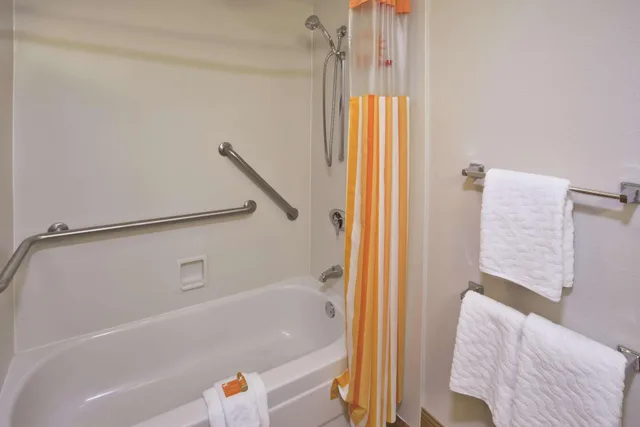 غرفة بسرير كينج لذوي الإعاقة، La Quinta Inn & Suites by Wyndham Kingsport Tri-Cities 6/6