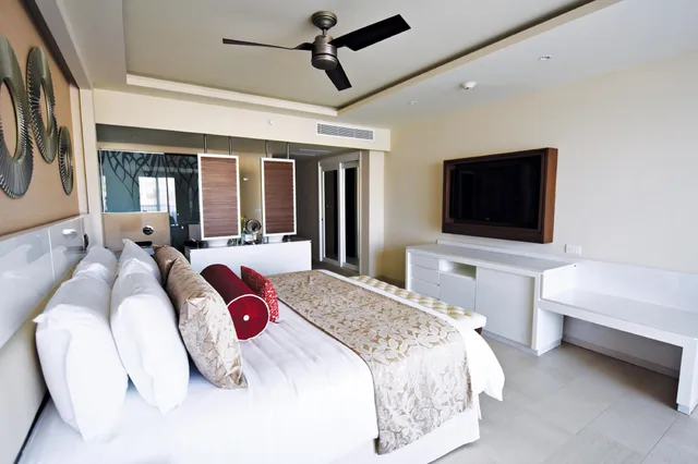 جناح جونيور فاخر بسريرين كوين مع أريكة، Royalton Riviera Cancun An Autograph Collection All Inclusive Resort Casino 3/10