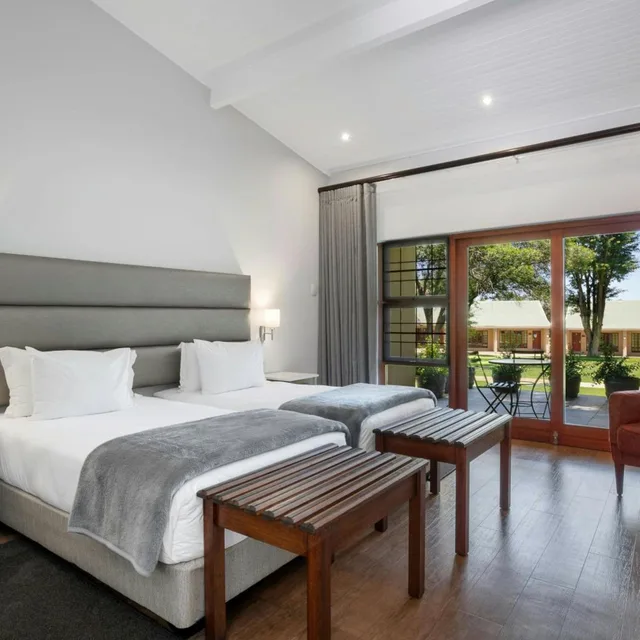 غرفة بسريرين منفصلين بإطلالة على الحديقة، Protea Hotel By Marriott Polokwane Ranch Resort 4/10