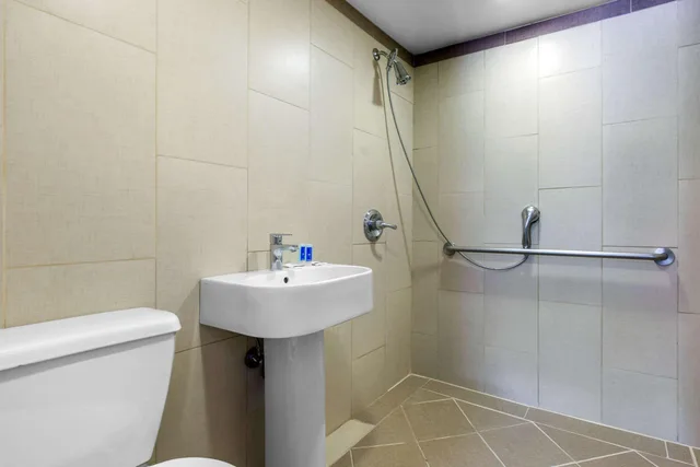 غرفة بسرير كوين لذوي الإعاقة، Rodeway Inn Chicago North Shore - Lincolnwood 2/2