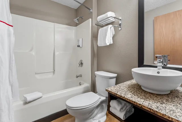 جناح بسريرين كوين بمطبخ صغير، Red Roof Plus Suites Malone 5/7