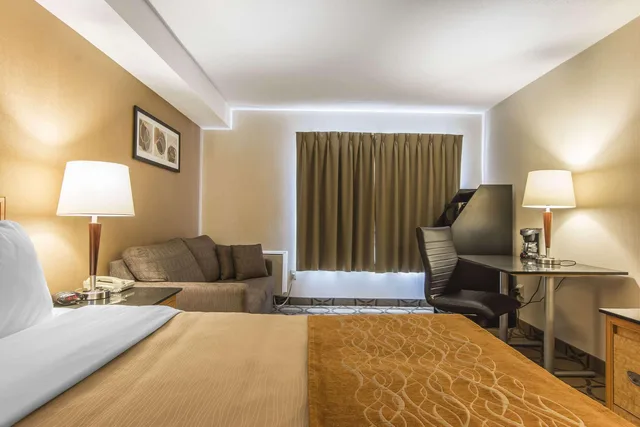 Room, Queen Bed, Comfort Inn Sault Ste Marie ON 5/6