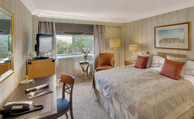 غرفة كلاسيكية بسرير كينج مع دخول صالة النادي لذوي الإعاقة، Intercontinental Vienna Hotel 1/1