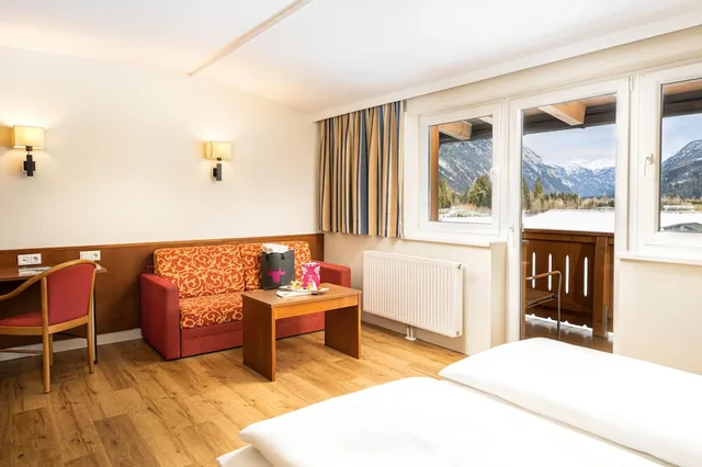 غرفة قياسية بسرير مزدوج بإطلالة على الجبل، elaya hotel steinplatte, Trademark by Wyndham 2/4