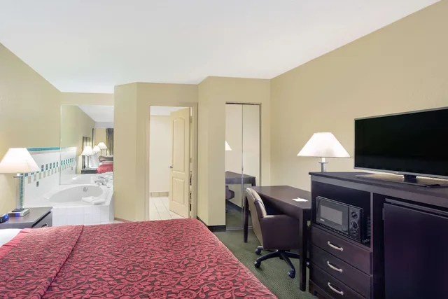 جناح استوديو بسرير كينج للمدخنين، Days Inn & Suites by Wyndham Columbia Airport 2/2