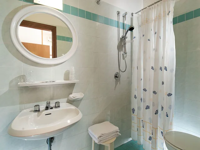 غرفة قياسية رباعية بسرير كوين وسريرين منفصلين في الملحق، Hotel Odeon 4/6